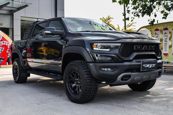 Bán tải RAM 1500 TRX đầu tiên tại Việt Nam có giá 7,9 tỷ đồng