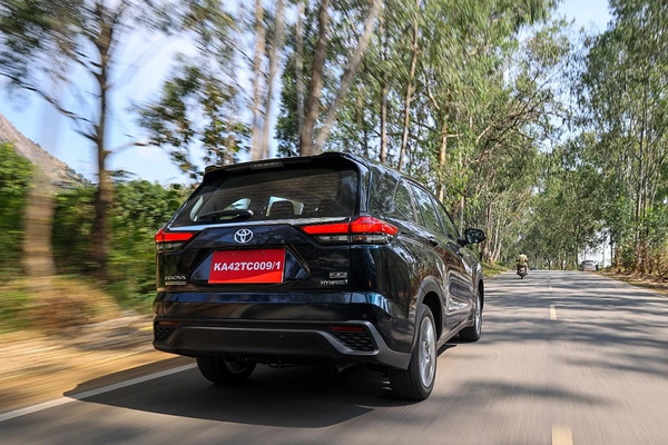 Ra mắt Toyota Innova Hycross 2023 với giá 523 triệu đồng