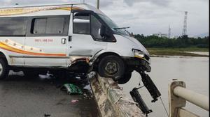 Tai nạn liên hoàn giữa ô tô và xe máy khiến 4 người bị thương, xe nằm vắt ngang thành cầu gây hoang mang tại Quãng Ngãi