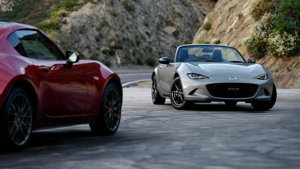 Mazda MX-5 2024 với hệ thống thông tin giải trí mới mẻ và động cơ mạnh mẽ hơn