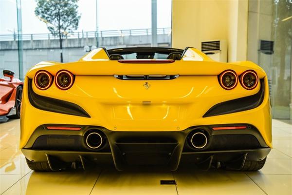 Cận cảnh siêu xe Ferrari F8 Spider với gói nội thất carbon tại Hà Nội