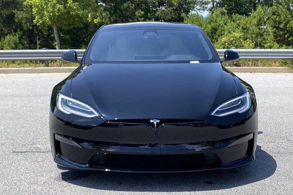 Tesla Model S Plaid 2022 chạy điện đầu tiên về Việt Nam
