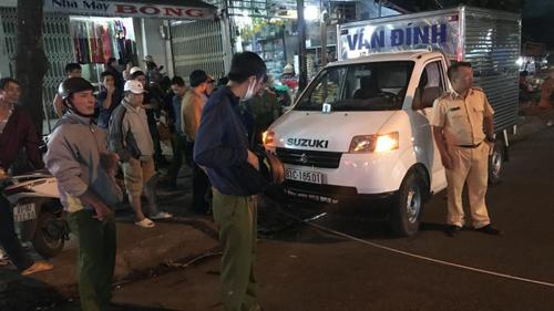 Người phụ nữ bị xe tải cán tử vong khi ngồi trước đầu xe lúc đang tạm dừng