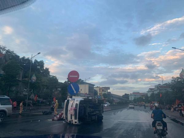 Sang đường thiếu quan sát, xe máy bị ô tô tải tông trúng rồi lật nghiêng giữa đường