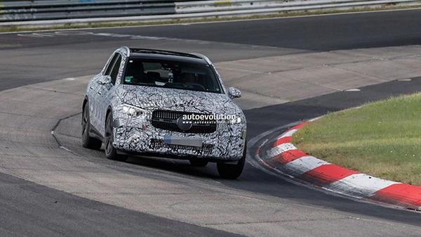 Mercedes-Benz GLC thế hệ mới lộ diện trên đường đua