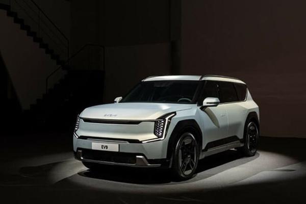 Kia EV9 2024 trang bị sạc nhanh giá từ 1,28 tỷ đồng