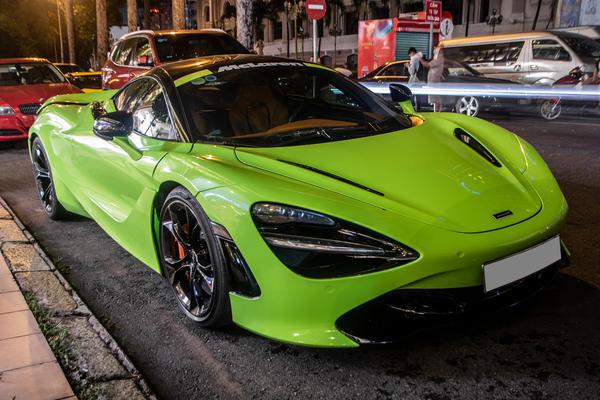 Cận cảnh chiếc McLaren 720S đầu tiên về Việt Nam với màu xanh bắt mắt