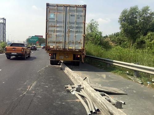 Xe container đầu kéo mất lái, tông vào dải phân cách trên đường cao tốc khiến nhiều người hốt hoảng