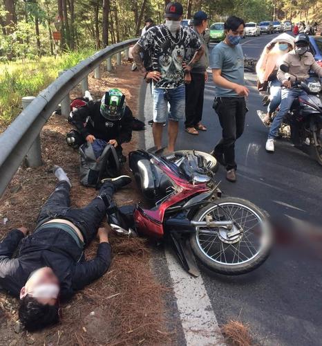 Hai "phượt thủ" va chạm tại khúc cua tử thần trên đèo Prenn khiến 1 người nguy kịch