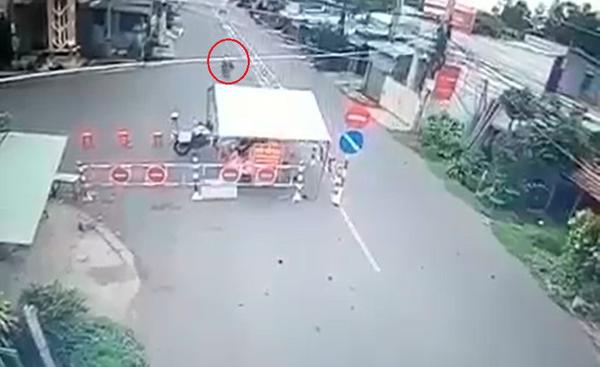 Thanh niên say rượu, lái xe máy lao vào chốt kiểm dịch tại An Giang
