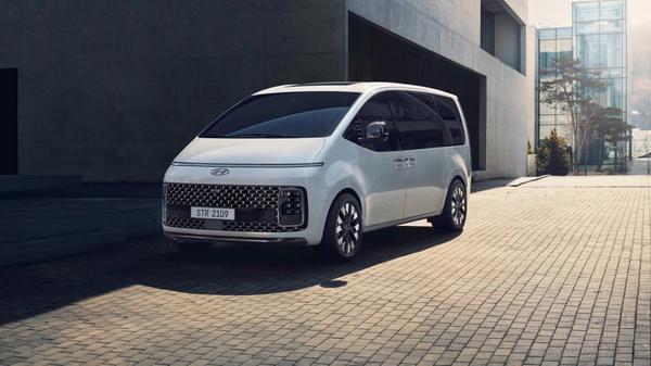 Hyundai Staria 2021 cập bến Philippines với giá bán khó cạnh tranh