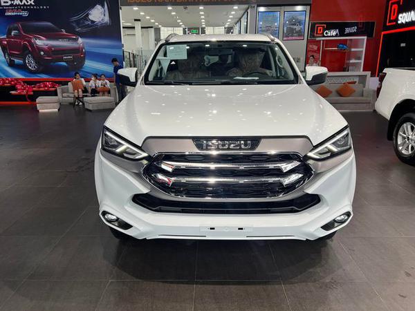 Isuzu mu-X 2022 được trưng bày tại đại lý ngay trước ngày ra mắt với giá chỉ từ 870 triệu đồng