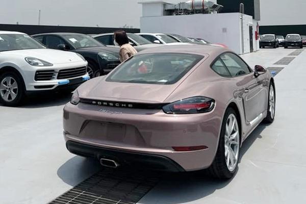 Chiêm ngưỡng Porsche 718 Cayman màu hồng phấn của "dân chơi" Hằng Túi