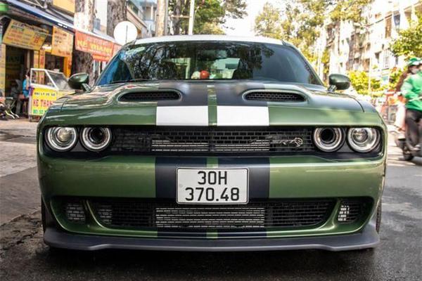 "Hàng hiếm" Dodge Challenger SRT Hellcat Redeye lăn bánh trên phố, giá khoảng 7 tỷ đồng