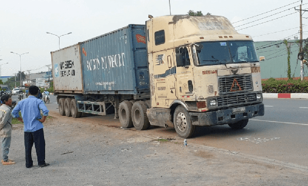 Người đàn ông điều khiển xe máy tử vong tại chỗ sau va chạm với xe container đầu kéo