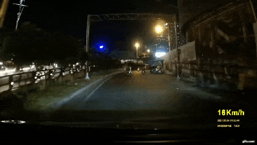 Cảnh sát giao thông đạp ngã người điều khiển xe máy tại Quận 1 TP.HCM