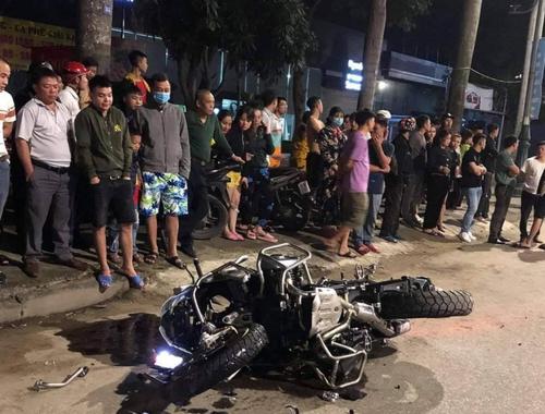 Mô tô phân khối lớn đâm vào xe máy, lao lên vỉa hè rồi nhào lộn khiến 2 người tử vong, 1 người bị thương nặng