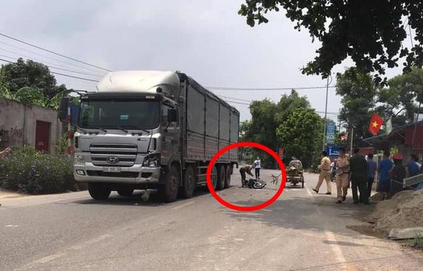 Xe máy lấn làn, tông vào đầu xe tải khiến 2 người thương vong tại Hà Nội