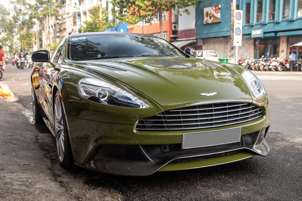Aston Martin Vanquish dạo phố với ngoại thất xanh rêu lạ mắt