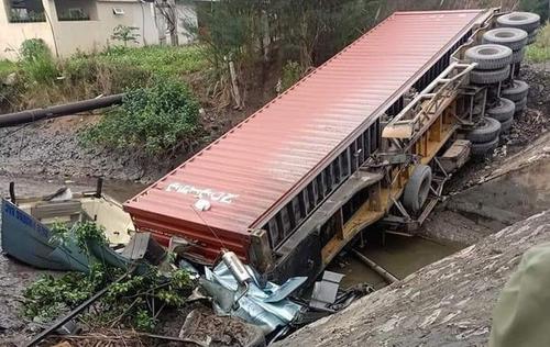 Xe container đầu kéo mất lái lao xuống mương nước, tài xế tử vong tại chỗ