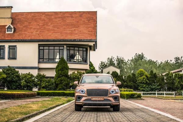 Bentley Bentayga EWB 2023 công bố giá bán tại Việt Nam từ 19 tỷ đồng