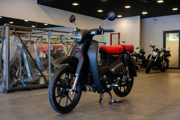 Honda Super Cub nhập châu Âu sơn đen sần thể thao