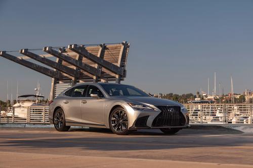 Lexus LS500 2021 với nhiều cải tiến cho khả năng vận hành êm ái