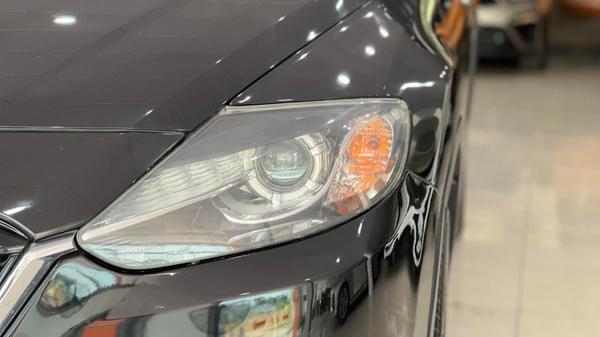 Đèn Mazda CX9 bị mờ và vàng đọng nước sau 5 năm sử dụng