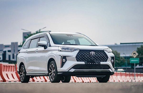 Toyota Veloz Cross vừa ra mắt đã gặp tình trạng "bia kèm lạc"