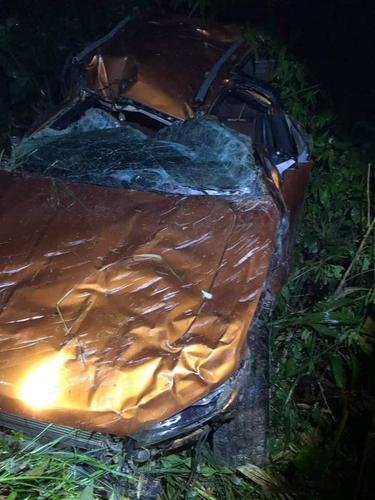 Xe bán tải Ford Ranger mất lái, lao xuống vực sâu 100m khiến 1 người tử vong, 2 người bị thương nặng