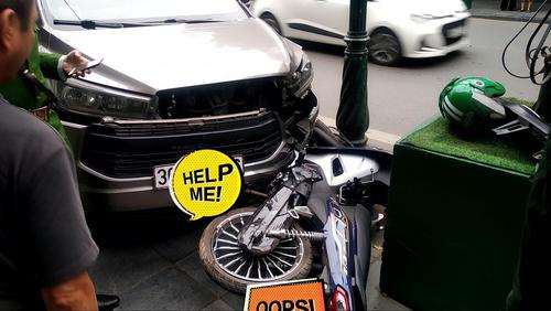 Ô tô mất lái lao lên vỉa hè tông vào tài xế GrabBike đang chờ khách, ghi nhận bị chấn thương nặng