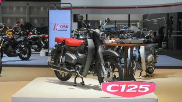 Honda Super Cub C125 sở hữu màu sắc đen nhám vô cùng đẹp mắt