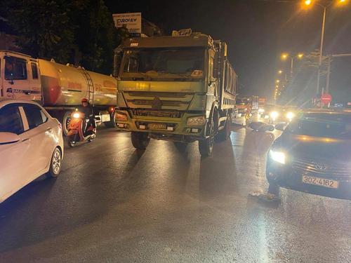 Bị xe ben cán qua người, một phụ nữ điều khiển xe máy tử vong tại chỗ
