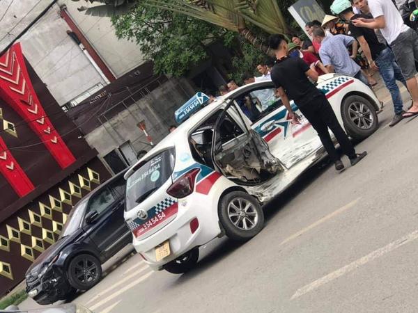 Ô tô Range Rover va chạm xe taxi khiến 1 người thiệt mạng, 3 người bị thương nặng đi cấp cứu