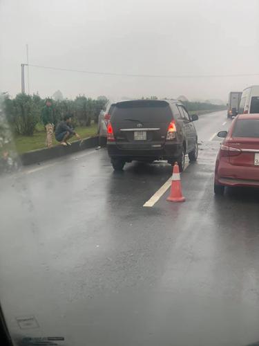 Ô tô Toyota Innova gây tai nạn liên hoàn trên cao tốc Hà Nội - Thái Nguyên, khiến 3 phương tiện bị hư hỏng