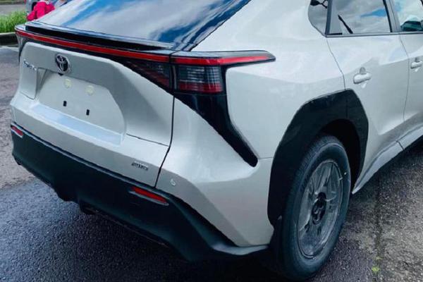 Toyota bZ4X chạy điện không đẹp như quảng cáo, giá xe sang nhưng trang bị "bình dân"