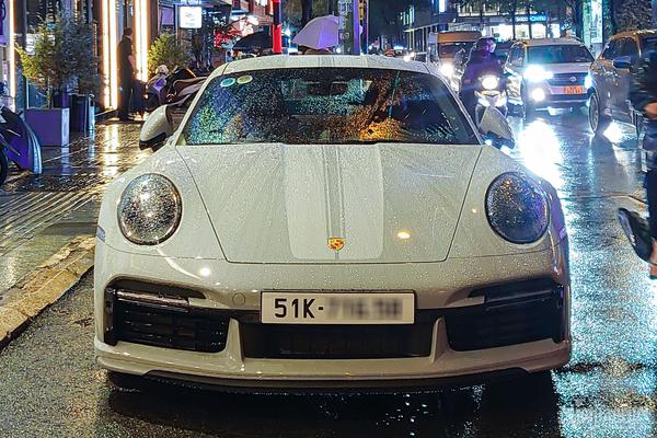 Ngắm Porsche 911 giá 20 tỷ của Cường Đô La trên phố