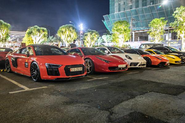 Loạt siêu xe tham dự hành trình đầu tiên của năm 2022