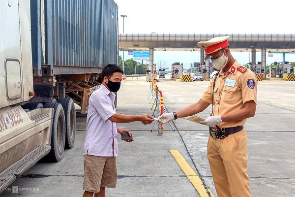 CSGT có được quyền yêu cầu xuất trình giấy tờ dù không vi phạm?