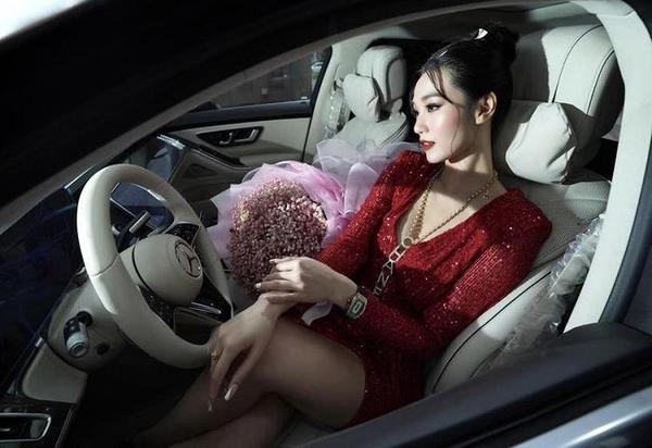 Người mẫu Khánh My và chiếc Mercedes-Benz S450 L hơn 5,3 tỷ đồng vừa tậu