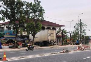 Xe đông lạnh mất lái ủi bay dải phân cách tại Thừa Thiên Huế