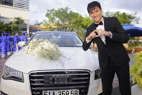 Bộ sưu tập xe sang tiền tỷ của Thủy Tiên - Công Vinh