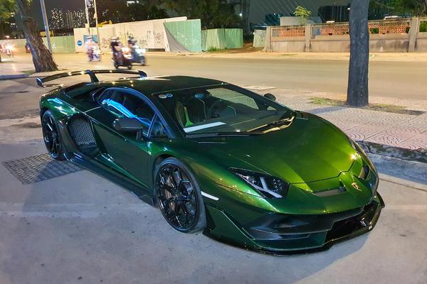 Chiêm ngưỡng Lamborghini Aventador SVJ sở hữu màu sơn độc nhất tại Việt Nam