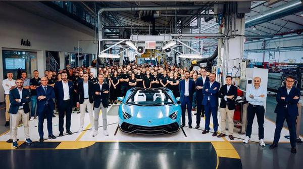 Siêu xe Aventador cuối cùng đã được xuất xưởng