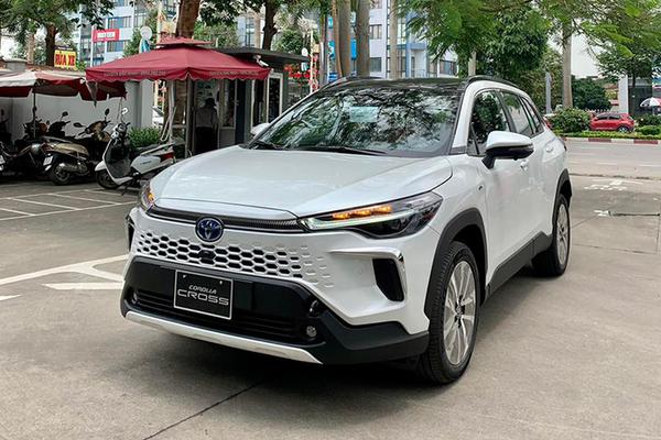 Toyota Corolla Cross 2024 "bằng xương, bằng thịt" từ 820 triệu tại đại lý