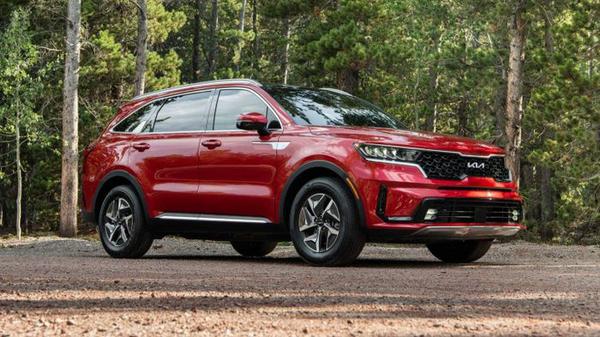 Kia Sorento 2023 bổ sung loạt tính năng an toàn mới, giá bán tăng nhẹ