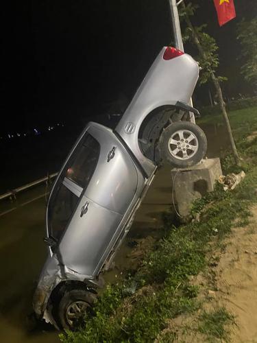 Xe bán tải cắm đầu xuống ruộng sau cú va chạm liên hoàn với hai chiếc ô tô con