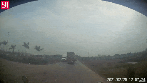 Người phụ nữ lái xe máy chở theo con nhỏ sang đường không quan sát khiến chiếc container phải lao xuống ruộng để tránh