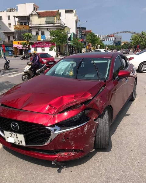 Ô tô Mazda3 vượt ẩu gây tai nạn liên hoàn với Hyundai Santa Fe và Toyota Innova