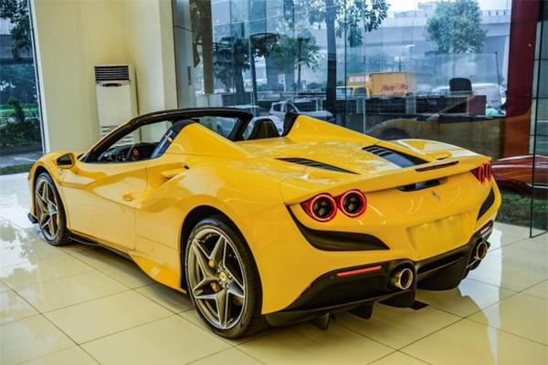 Cận cảnh siêu xe Ferrari F8 Spider với gói nội thất carbon tại Hà Nội